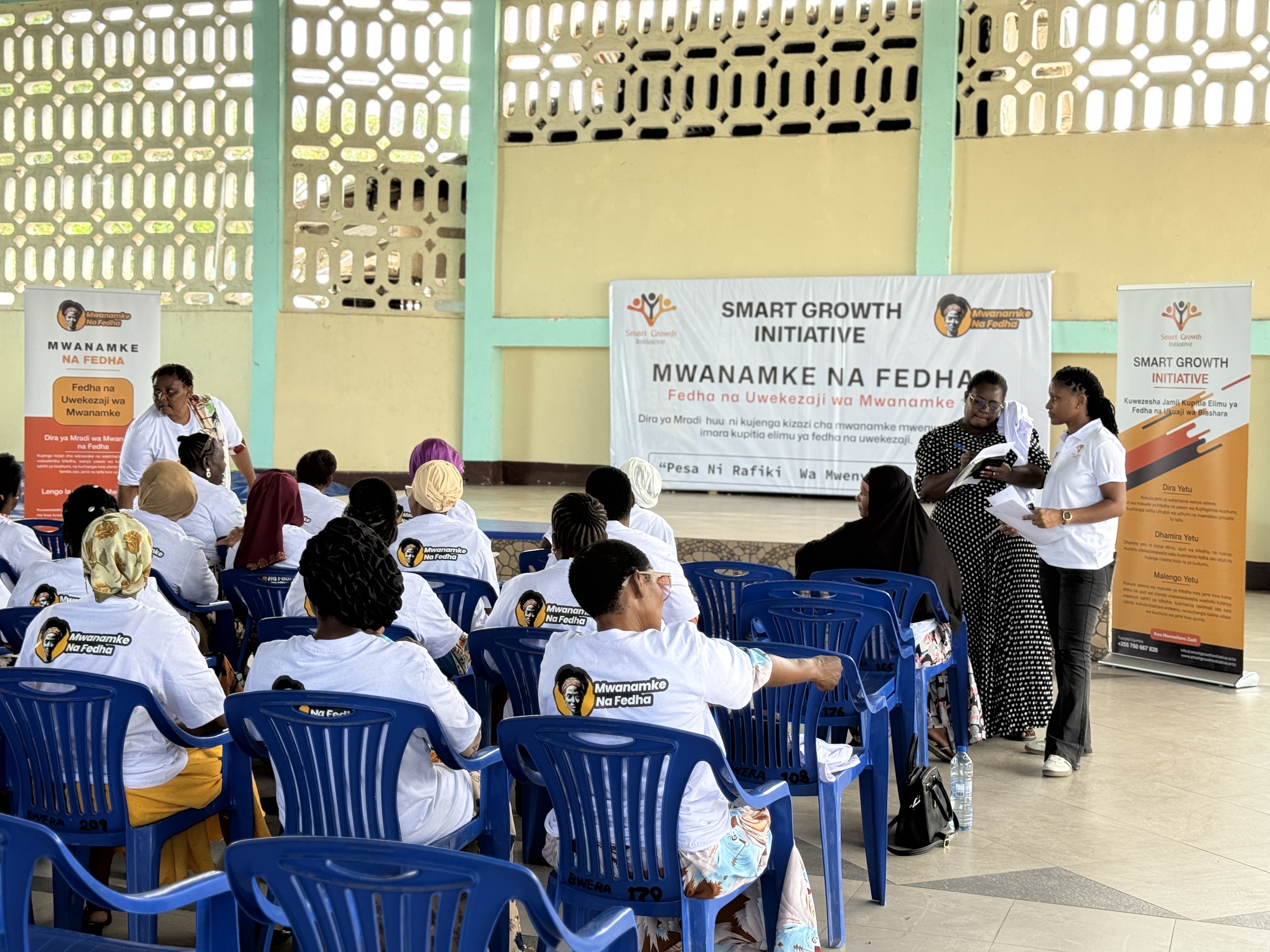 Gallery Image for Mwanamke na Fedha - Majohe