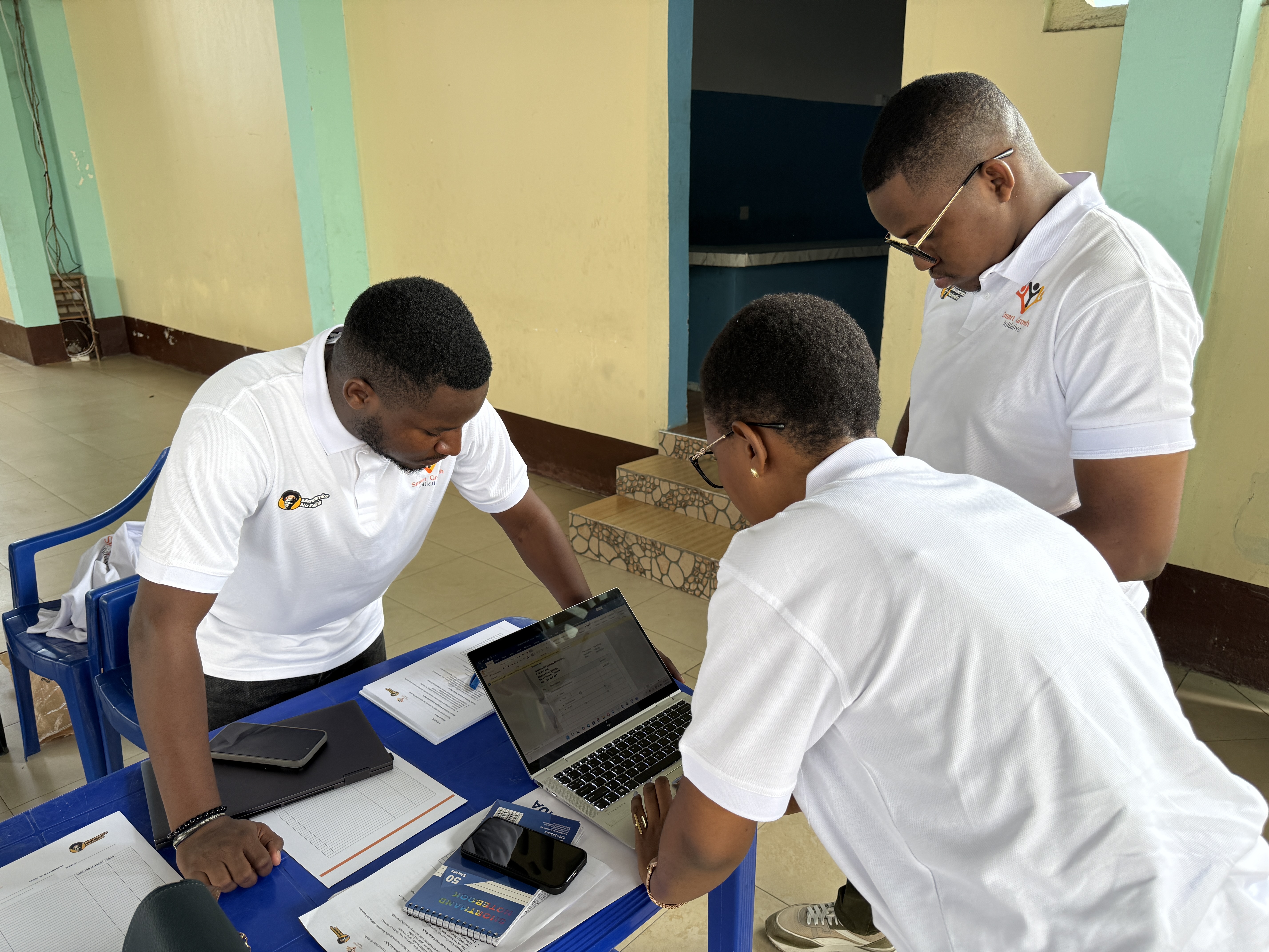 Gallery Image for Mwanamke na Fedha - Majohe